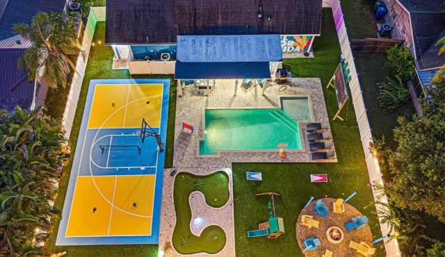 Spacious home w/pool & outdoor movie theatre