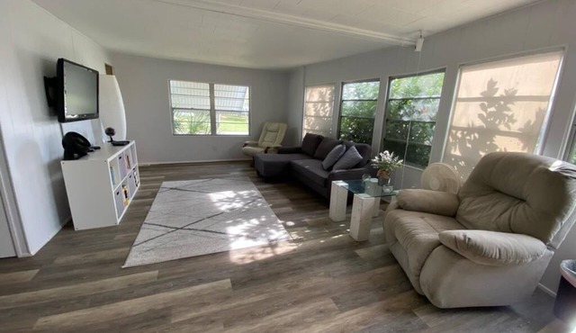 Spacious Home. Walking distance to the supermarket! 10 minutes from the beach!