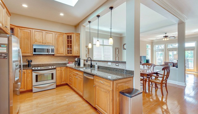 Spacious Lake Keowee Home: Boat Slip & Pool Access in West Union