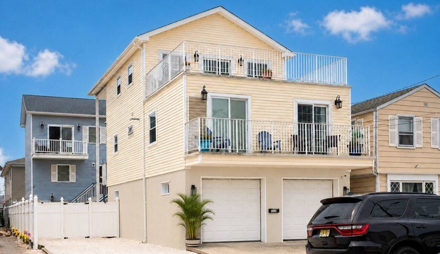 Spacious Luxury Family Beach House 4BR, Game Room & Sundeck