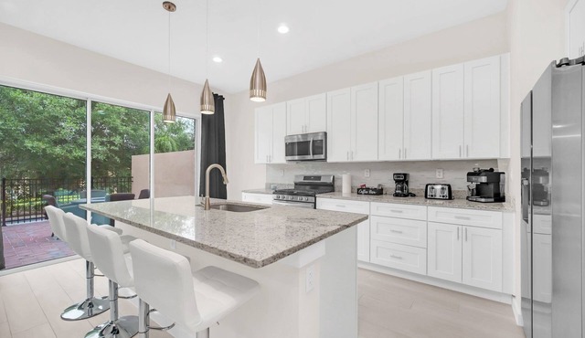 Spacious, mordern and themed 5 Bedroom home minutes from Disney and waterparks!