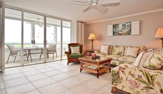 Spacious & Quiet at Fishermans Haven on Siesta Key. Private Beach, Heated Pool, Fish on the Bay. FH6