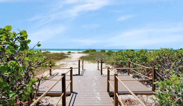 Spacious Retreat with Wrap-Around Lanai and Private Beach - Pet Friendly - Signal Inn 14