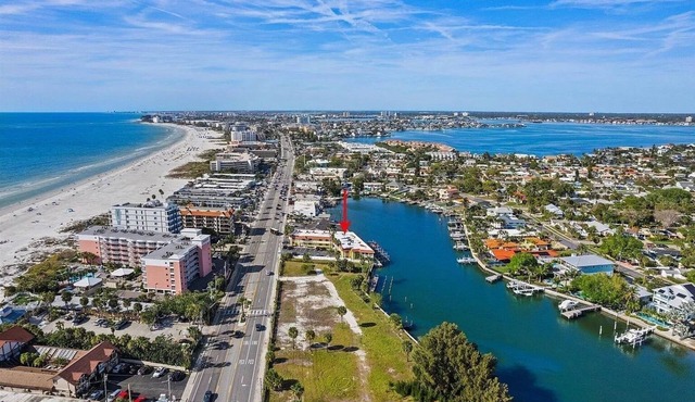 SPECIAL PRICING OCTOBER THRU NOVEMBER Bayfront Beauty Condo Across From Beach