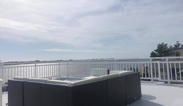 Spectacular 5-bedroom house with direct water access, beautiful sundeck and AC