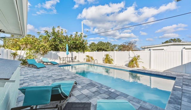 St.Pete Escape Private Pool 5 Minutes to the Beach