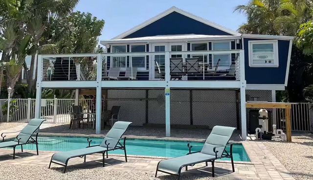 Stay and Play by the Bay Boaters Delight. Waterfront ,Dockage and Heated Pool