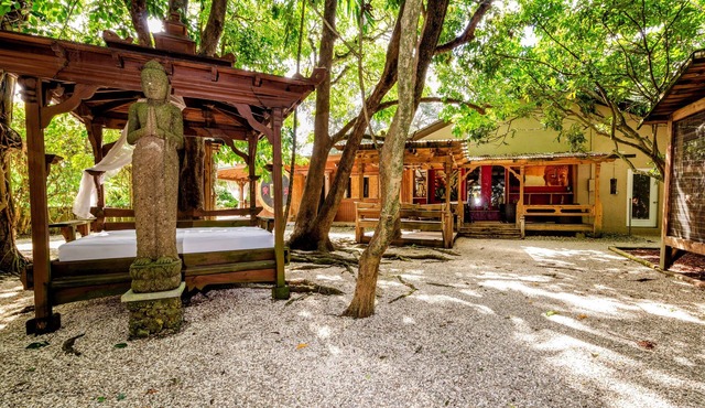 Stay in our cozy tiny house inside an award-winning garden in SW Miami-Dade’s beautiful Redlands!