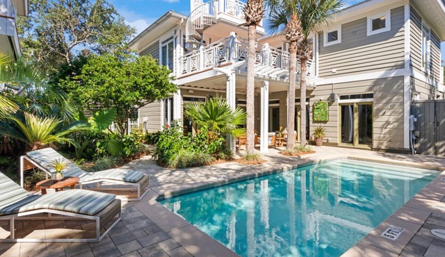 Steps from Beach access, Private pool, Gorgeous décor -Big Palm Little Palm