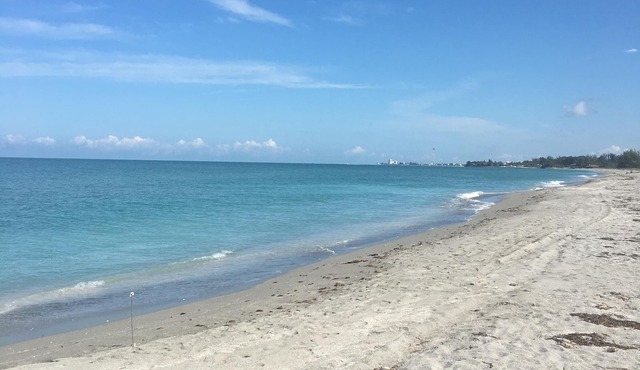 Stunning Beach to Bay, 2 Bedroom Condo on Siesta Key, Heated Pools, Turtle Beach