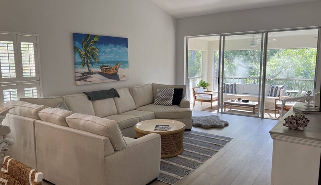 Stunning Naples condo - Great location! Pool/Pickle/tennis steps outside door