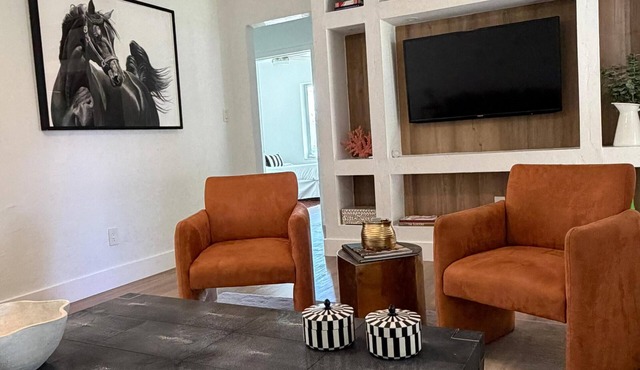 Stylish 2 br, bbq, Close to beach, Bal Harbor, Aventura Mall, Design District.