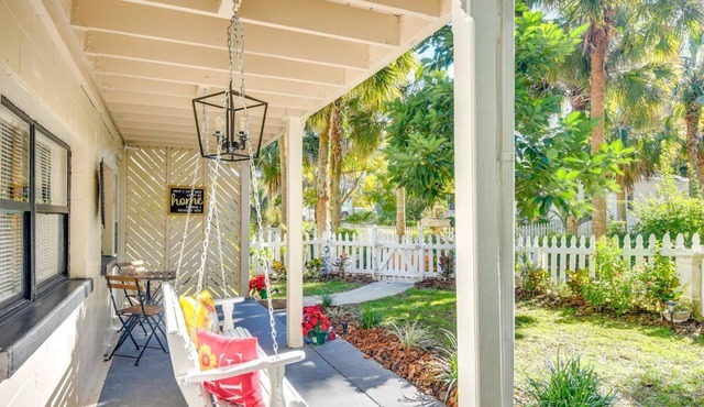 Stylish 2BR Downtown DeLand Outdoor Fire Pit & Relaxed Vibes