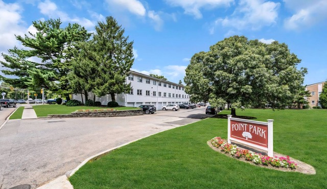 Stylish Coastal Condo Retreat. Bike to Beach & Dining. Complimentary Parking