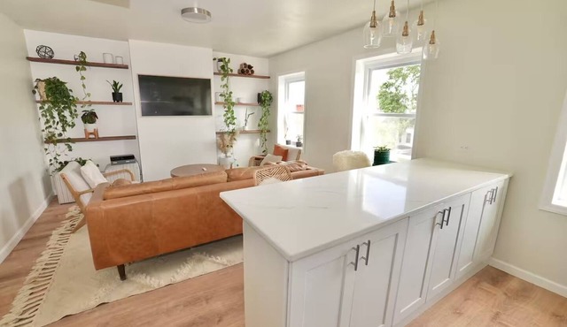 Stylish & Cozy Apartment near EWR w/King bed and Central AC