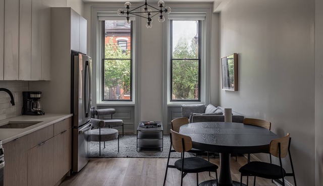 Stylish downtown 5BD/3.5BT+ Back patio! Sleeps 14!