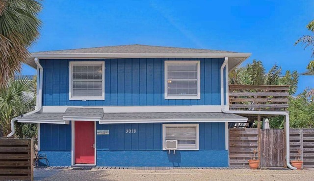 Suite near the beach & restaurants with covered deck & shared grill