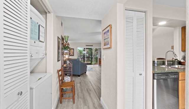 Summer Deals Patio, BBQ, close to Dining, Shopping, Beach, Golf, Kayak!