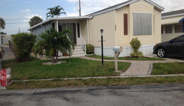 Sun-Soaked Delray Beach 2-Bed, 2-Bath Beauty with Sunroom & Pool Access.