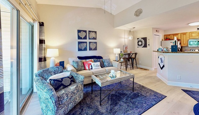 Sunny condo close to beach with pool, beach access, & washer/dryer