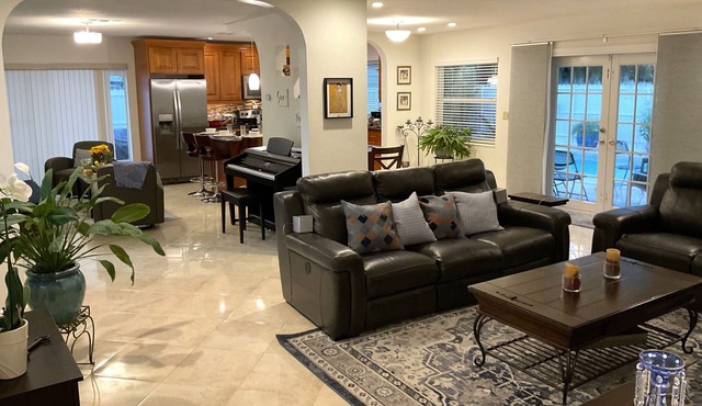 SUNNY FLORIDA VILLA. 20 minutes from beach, heated pool!