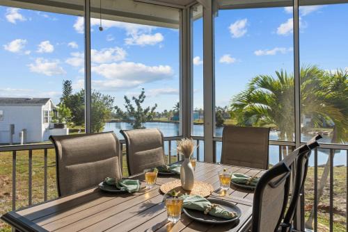 Sunny Retreat-Near Beach-Pickleball-Heated Pool!