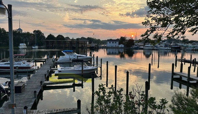 Sunrise Veranda-Back Creek Villa with Sunroom in Solomons
