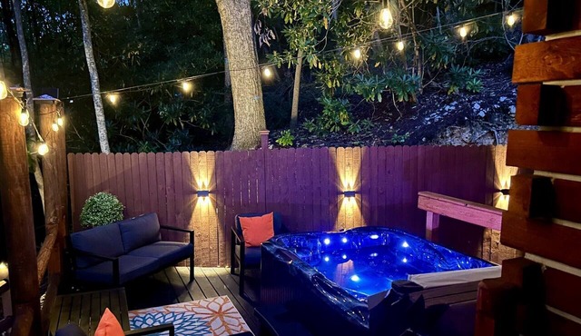 Sunset Hideaway Luxury Cabin w Hot Tub Pet Friendly in Elizabethton