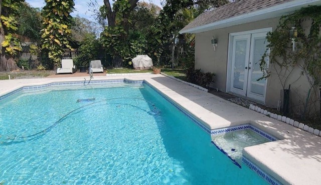 Tampa Pool house with full bathroom, a kitchenette, near most local activities