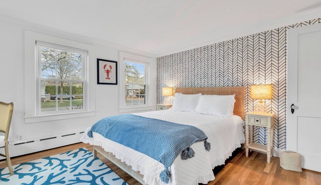The Cape Codder: Large Yard, Steps to Town & Beach in Harwich