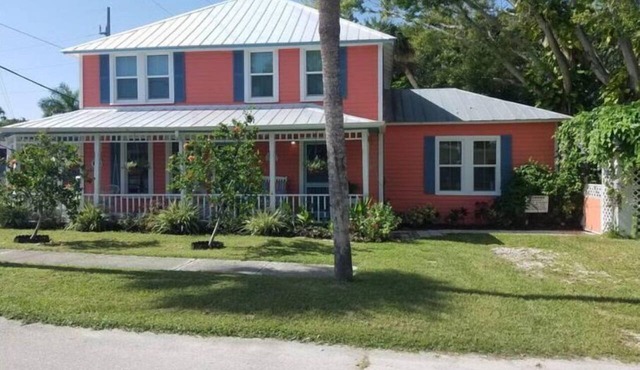 The Coral House private upst. apt 5 min to beach