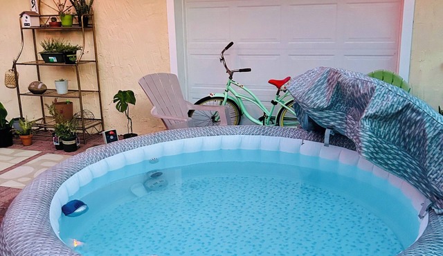 The Cozy Cottage 1 bedroom plus studio bed and 2 bathrooms in charming Lakeland