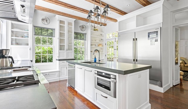 The Daniel Legare Suite In the Heart of Charleston