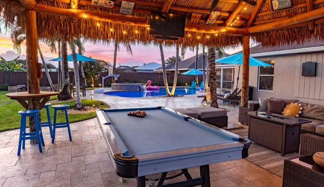 The Grande Oasis: Tiki-Hut; Pool & Hot Tub; Summer Kitchen; Perfectly Maintained