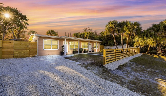The Guava House - Coastal Arts District Getaway