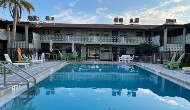 The Hideaway - Pool & 5 Minutes from the Beach