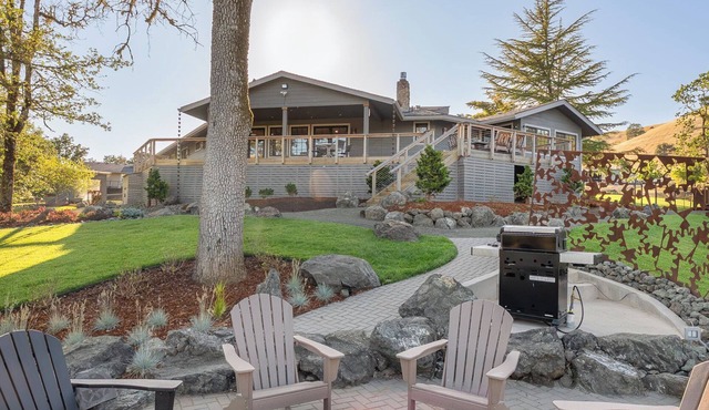 The Overlook - Fire Pit, Views & Room to Gather in Roseburg