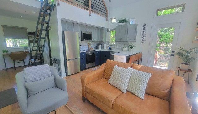 The Stone - Modern Cabin on 40+ acres, 10 mins from Tryon Equestrian Center TIEC
