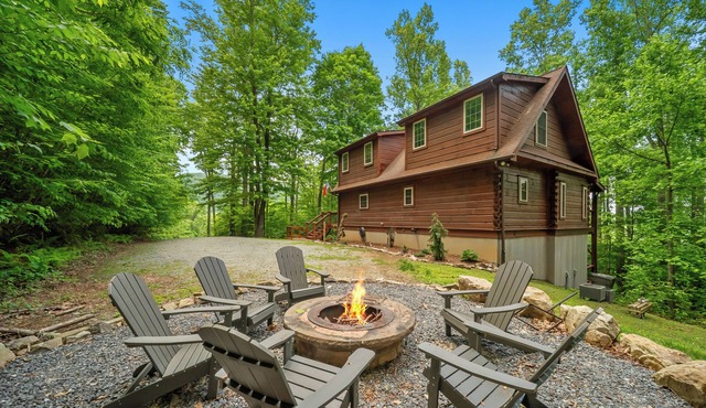 The Watchtower - hot tub, game room, private retreat, fire pit, pet friendly
