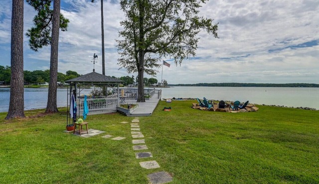 The Water’s Edge | Sleeps 8 | Incredible Views