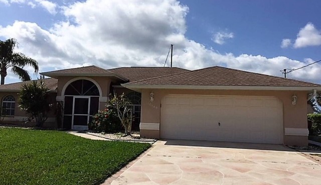 This house is a 3 bedroom(s), 2 bathrooms, located in Port Charlotte, FL.