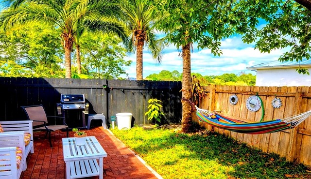 *Tiny Apartment &Patio Private/Free-Parking Pet-Friendly/Near Stadium&Beach*