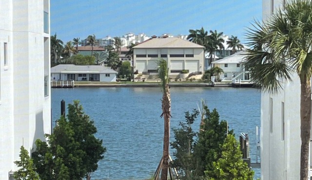 TOP FLOOR BAY VIEW, ROOFTOP POOL, STEPS TO VANDERBILT BEACH!