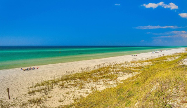 Tranquil getaway with pool & 4 free bikes near beach & golf - snowbird-friendly