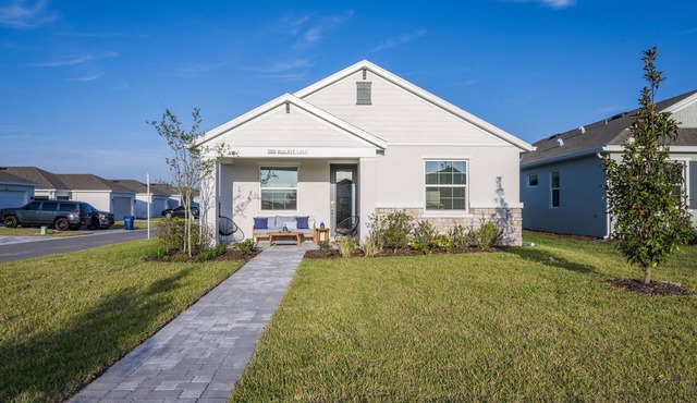 Tranquil Vacation Haven in Vibrant Waterside Community