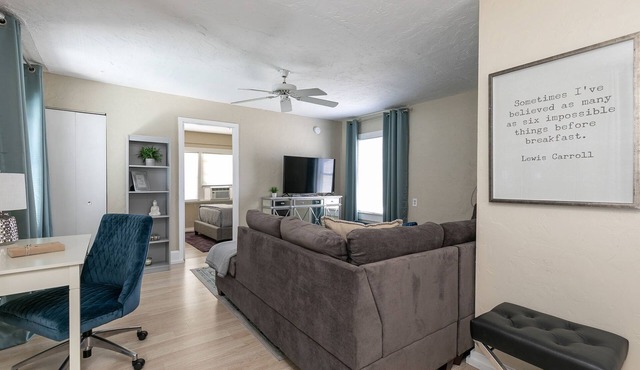 *Tranquil, Zen Apartment* - Close to Downtown!