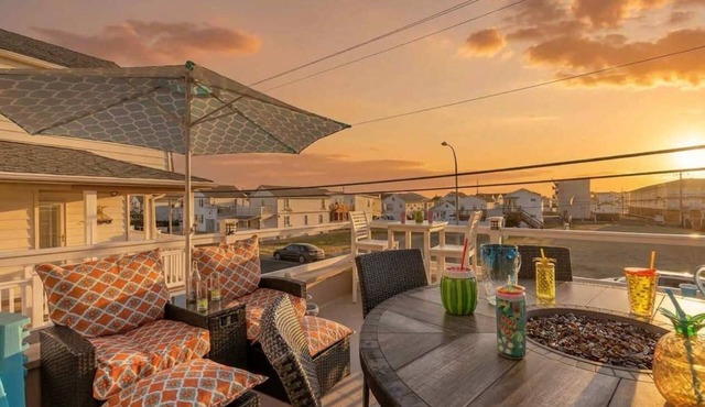 Trendy & fun 6 BR-100 steps to Beach-few more Bay