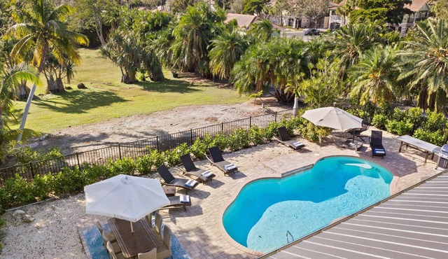 Tropical Estate, Heated Pool, Just Minutes to FMB and Sanibel Island