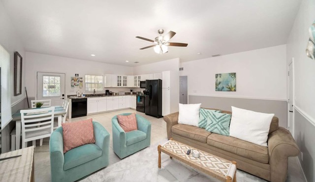 Tropical Garden Oasis! *10 min to Beaches* Relaxing - Comfy - Cute - KING Suite