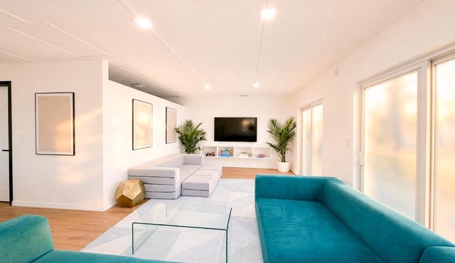 Tropical Luxe Villa-Near Airport, Minutes to Lido key beach, Downtown and Dining